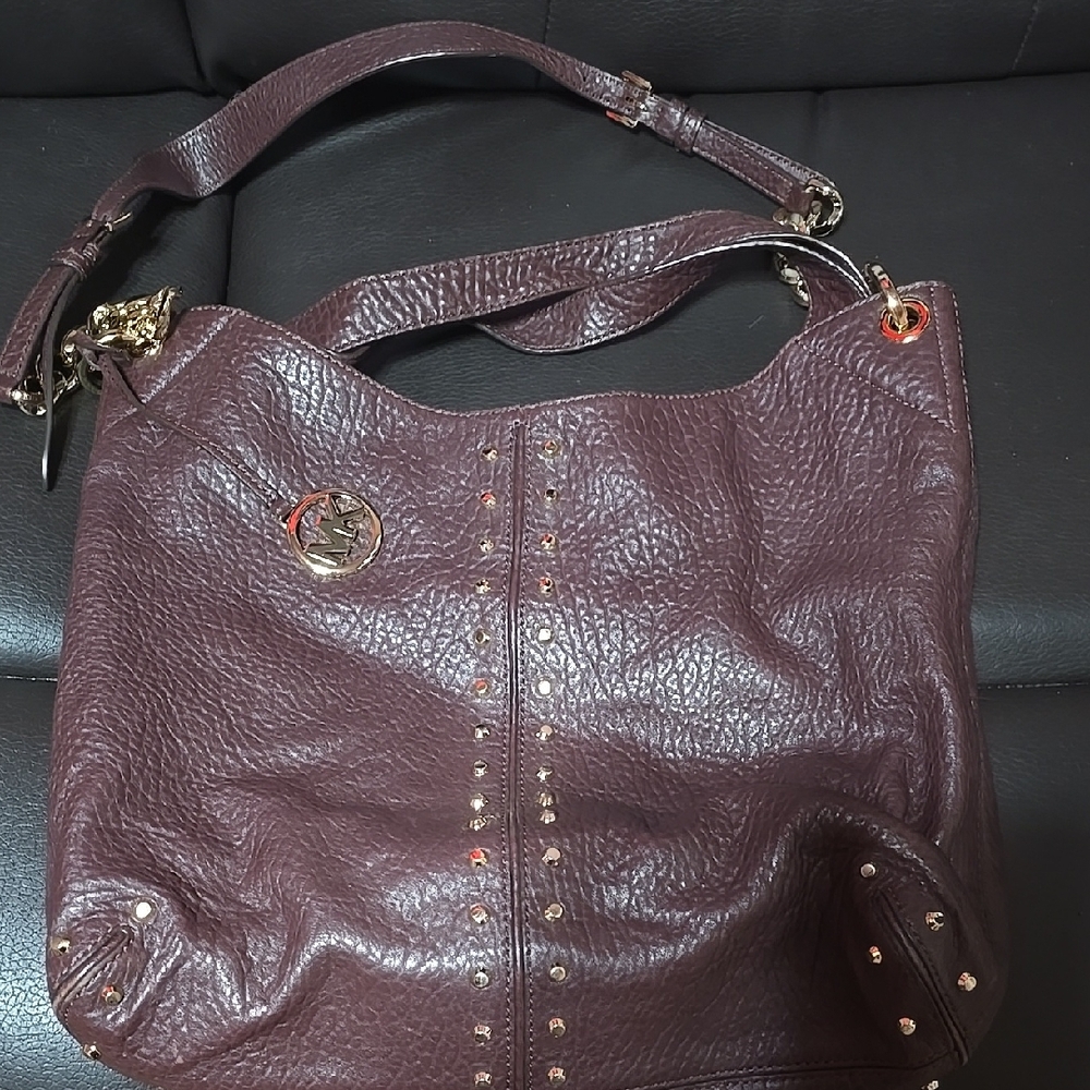 MICHAEL Michael Kors Brown Shoulder Bag with Textured Leather and Gold Hardware